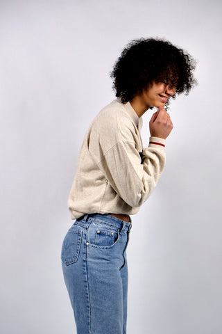 90s Sweater in Greige (Hellgrau-Beige meliert) mit Knopfleiste am Kragen, schönen Strickdetails, Kontraststreifen und süßer Stickerei – unisex tragbar: für einen lockeren Look empfehlen wir den Sweater einer S bis M (Herren S)