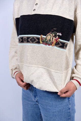 90s Sweater in Greige (Hellgrau-Beige meliert) mit Knopfleiste am Kragen, schönen Strickdetails, Kontraststreifen und süßer Stickerei – unisex tragbar: für einen lockeren Look empfehlen wir den Sweater einer S bis M (Herren S)