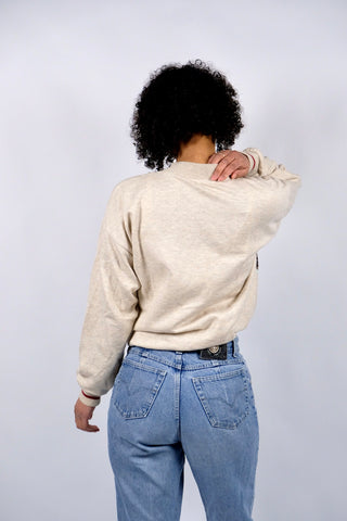 90s Sweater in Greige (Hellgrau-Beige meliert) mit Knopfleiste am Kragen, schönen Strickdetails, Kontraststreifen und süßer Stickerei – unisex tragbar: für einen lockeren Look empfehlen wir den Sweater einer S bis M (Herren S)