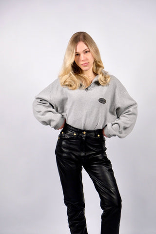 Hellgrauer 90s Sweater made in Italy aus Baumwollmischung mit Half Zip Kragen und kleinem Logo auf der Brust – unisex tragbar: Herren L, Damen L bis XL und ideal für größere Körpergrößen