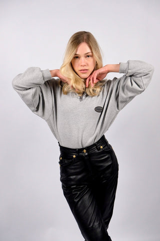 Hellgrauer 90s Sweater made in Italy aus Baumwollmischung mit Half Zip Kragen und kleinem Logo auf der Brust – unisex tragbar: Herren L, Damen L bis XL und ideal für größere Körpergrößen