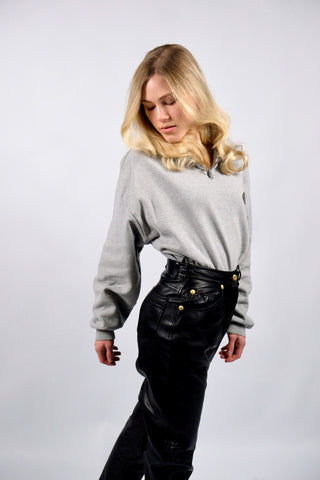 Hellgrauer 90s Sweater made in Italy aus Baumwollmischung mit Half Zip Kragen und kleinem Logo auf der Brust – unisex tragbar: Herren L, Damen L bis XL und ideal für größere Körpergrößen