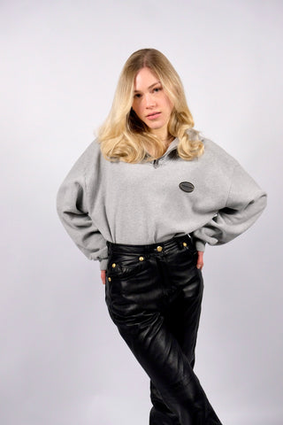 Hellgrauer 90s Sweater made in Italy aus Baumwollmischung mit Half Zip Kragen und kleinem Logo auf der Brust – unisex tragbar: Herren L, Damen L bis XL und ideal für größere Körpergrößen