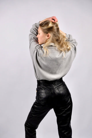 Hellgrauer 90s Sweater made in Italy aus Baumwollmischung mit Half Zip Kragen und kleinem Logo auf der Brust – unisex tragbar: Herren L, Damen L bis XL und ideal für größere Körpergrößen