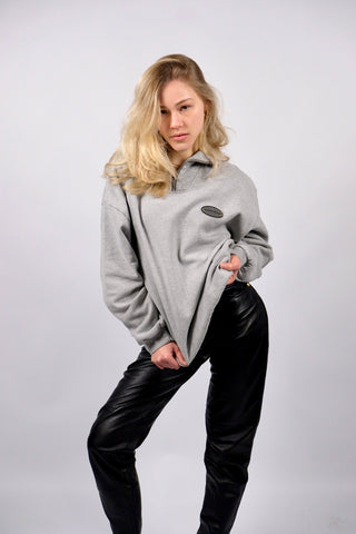 Hellgrauer 90s Sweater made in Italy aus Baumwollmischung mit Half Zip Kragen und kleinem Logo auf der Brust – unisex tragbar: Herren L, Damen L bis XL und ideal für größere Körpergrößen