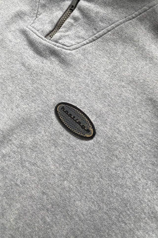 Hellgrauer 90s Sweater made in Italy aus Baumwollmischung mit Half Zip Kragen und kleinem Logo auf der Brust – unisex tragbar: Herren L, Damen L bis XL und ideal für größere Körpergrößen