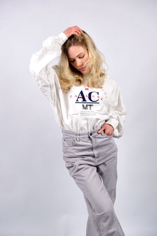 Weißer 90s Baumwollsweater mit Rundhalsausschnitt und Aufdruck in Blau und Rot – unisex tragbar: Herrengröße L, für Damen empfehlen wir den Sweater einer L bis XL und ideal geeignet für größere Körpergrößen