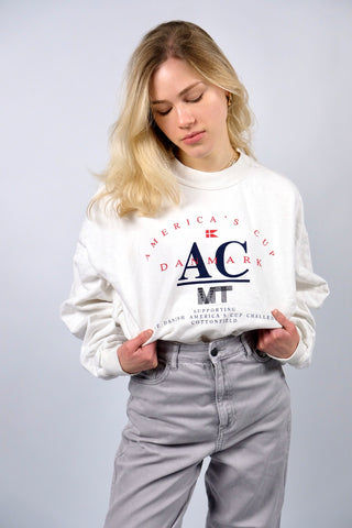 Weißer 90s Baumwollsweater mit Rundhalsausschnitt und Aufdruck in Blau und Rot – unisex tragbar: Herrengröße L, für Damen empfehlen wir den Sweater einer L bis XL und ideal geeignet für größere Körpergrößen