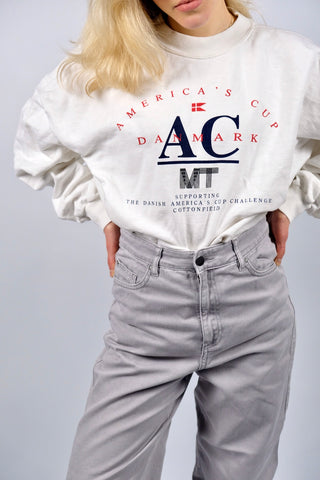 Weißer 90s Baumwollsweater mit Rundhalsausschnitt und Aufdruck in Blau und Rot – unisex tragbar: Herrengröße L, für Damen empfehlen wir den Sweater einer L bis XL und ideal geeignet für größere Körpergrößen