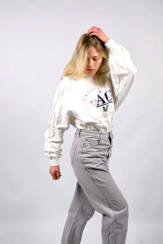 Weißer 90s Baumwollsweater mit Rundhalsausschnitt und Aufdruck in Blau und Rot – unisex tragbar: Herrengröße L, für Damen empfehlen wir den Sweater einer L bis XL und ideal geeignet für größere Körpergrößen