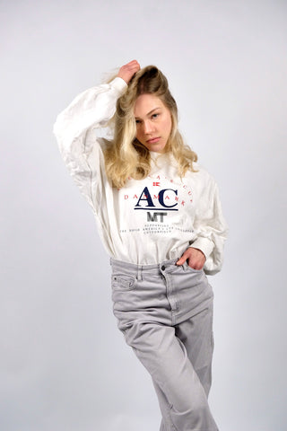 Weißer 90s Baumwollsweater mit Rundhalsausschnitt und Aufdruck in Blau und Rot – unisex tragbar: Herrengröße L, für Damen empfehlen wir den Sweater einer L bis XL und ideal geeignet für größere Körpergrößen