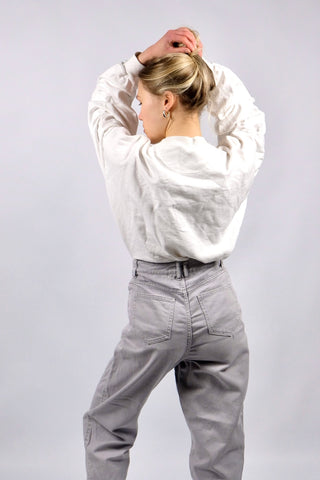 Weißer 90s Baumwollsweater mit Rundhalsausschnitt und Aufdruck in Blau und Rot – unisex tragbar: Herrengröße L, für Damen empfehlen wir den Sweater einer L bis XL und ideal geeignet für größere Körpergrößen