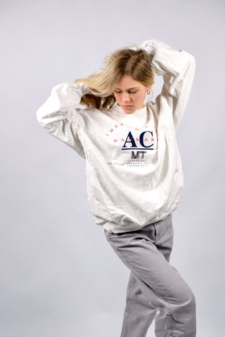 Weißer 90s Baumwollsweater mit Rundhalsausschnitt und Aufdruck in Blau und Rot – unisex tragbar: Herrengröße L, für Damen empfehlen wir den Sweater einer L bis XL und ideal geeignet für größere Körpergrößen