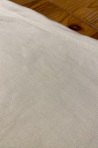 Weißer 90s Baumwollsweater mit Rundhalsausschnitt und Aufdruck in Blau und Rot – unisex tragbar: Herrengröße L, für Damen empfehlen wir den Sweater einer L bis XL und ideal geeignet für größere Körpergrößen