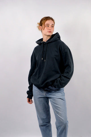 Preloved (Secondhand) Hoodie von der dänischen Premium Streetwear-Marke Han Kjøbenhavn aus reiner Bio Heavyweight Baumwolle mit bewussten Distressed/Used Look Elementen, boxy geschnitten – die Farbe ist ein tolles „faded“ Schwarz und die Größe L, aber unserer Einschätzung nach auch lockerer von einer M und unisex tragbar (je nach gewünschter Passform; bitte Maße beachten) – ein absolutes Highlight