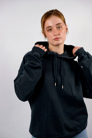 Preloved (Secondhand) Hoodie von der dänischen Premium Streetwear-Marke Han Kjøbenhavn aus reiner Bio Heavyweight Baumwolle mit bewussten Distressed/Used Look Elementen, boxy geschnitten – die Farbe ist ein tolles „faded“ Schwarz und die Größe L, aber unserer Einschätzung nach auch lockerer von einer M und unisex tragbar (je nach gewünschter Passform; bitte Maße beachten) – ein absolutes Highlight