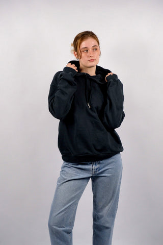 Preloved (Secondhand) Hoodie von der dänischen Premium Streetwear-Marke Han Kjøbenhavn aus reiner Bio Heavyweight Baumwolle mit bewussten Distressed/Used Look Elementen, boxy geschnitten – die Farbe ist ein tolles „faded“ Schwarz und die Größe L, aber unserer Einschätzung nach auch lockerer von einer M und unisex tragbar (je nach gewünschter Passform; bitte Maße beachten) – ein absolutes Highlight