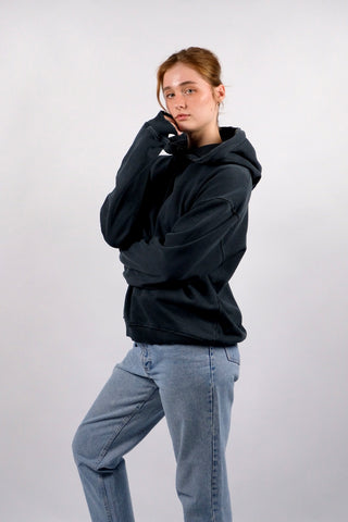 Preloved (Secondhand) Hoodie von der dänischen Premium Streetwear-Marke Han Kjøbenhavn aus reiner Bio Heavyweight Baumwolle mit bewussten Distressed/Used Look Elementen, boxy geschnitten – die Farbe ist ein tolles „faded“ Schwarz und die Größe L, aber unserer Einschätzung nach auch lockerer von einer M und unisex tragbar (je nach gewünschter Passform; bitte Maße beachten) – ein absolutes Highlight