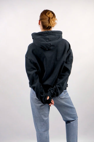 Preloved (Secondhand) Hoodie von der dänischen Premium Streetwear-Marke Han Kjøbenhavn aus reiner Bio Heavyweight Baumwolle mit bewussten Distressed/Used Look Elementen, boxy geschnitten – die Farbe ist ein tolles „faded“ Schwarz und die Größe L, aber unserer Einschätzung nach auch lockerer von einer M und unisex tragbar (je nach gewünschter Passform; bitte Maße beachten) – ein absolutes Highlight