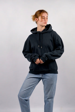 Preloved (Secondhand) Hoodie von der dänischen Premium Streetwear-Marke Han Kjøbenhavn aus reiner Bio Heavyweight Baumwolle mit bewussten Distressed/Used Look Elementen, boxy geschnitten – die Farbe ist ein tolles „faded“ Schwarz und die Größe L, aber unserer Einschätzung nach auch lockerer von einer M und unisex tragbar (je nach gewünschter Passform; bitte Maße beachten) – ein absolutes Highlight