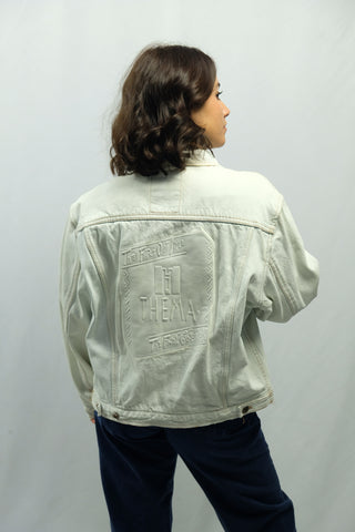80s/90s Jeansjacke in hellblauer, fast weißer Waschung – mit tollem Rückendesign (wie ein Backpatch) – unisex tragbar (Herren M, Damen L)