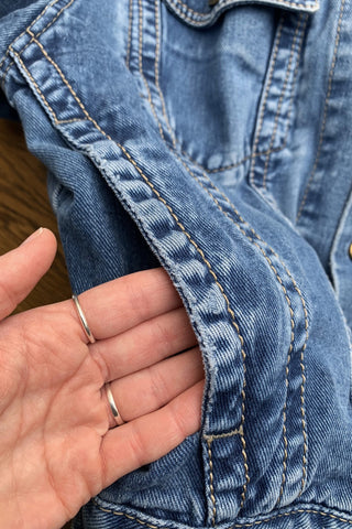 Mittelblaue 80s/90s Jeansjacke mit seitlichen Eingrifftaschen, unisex tragbar (Herren L, Damen XL und ideal für größere Körpergrößen)
