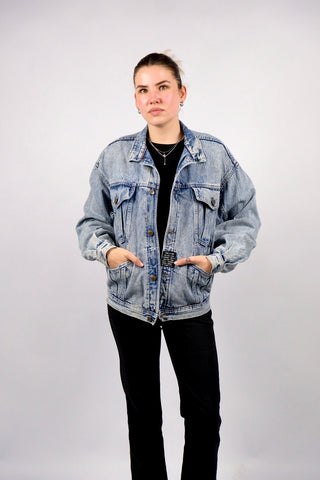 80s Acid Wash Jeansjacke im Bomberschnitt mit seitlichen Eingrifftaschen sowie Schriftzug und Patch auf dem Rücken – unisex tragbar, für einen lockeren Look empfehlen wir die Jacke einer S/M (bitte Maße beachten) – ein absolutes Highlight