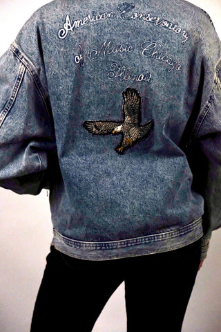 80s Acid Wash Jeansjacke im Bomberschnitt mit seitlichen Eingrifftaschen sowie Schriftzug und Patch auf dem Rücken – unisex tragbar, für einen lockeren Look empfehlen wir die Jacke einer S/M (bitte Maße beachten) – ein absolutes Highlight
