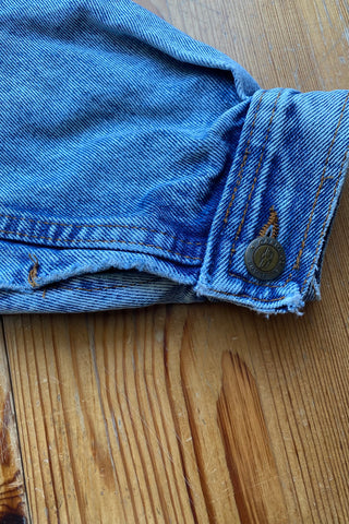 80s Acid Wash Jeansjacke im Bomberschnitt mit seitlichen Eingrifftaschen sowie Schriftzug und Patch auf dem Rücken – unisex tragbar, für einen lockeren Look empfehlen wir die Jacke einer S/M (bitte Maße beachten) – ein absolutes Highlight