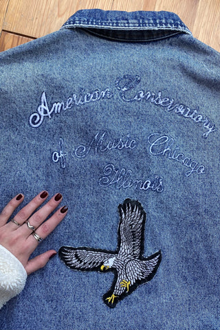 80s Acid Wash Jeansjacke im Bomberschnitt mit seitlichen Eingrifftaschen sowie Schriftzug und Patch auf dem Rücken – unisex tragbar, für einen lockeren Look empfehlen wir die Jacke einer S/M (bitte Maße beachten) – ein absolutes Highlight