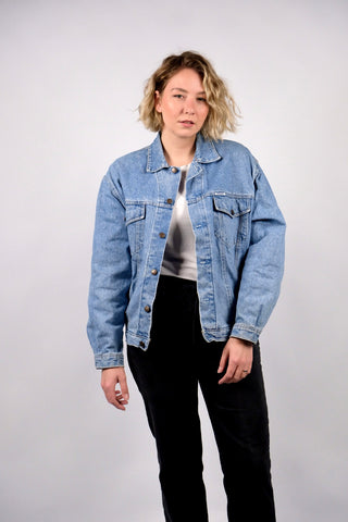 90s Jeansjacke in hell-/mittelblauer Waschung mit seitlichen Eingrifftaschen – ein Klassiker und unisex tragbar: Herren M/L, Damen L