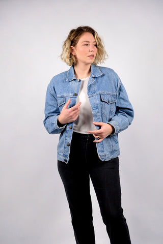 90s Jeansjacke in hell-/mittelblauer Waschung mit seitlichen Eingrifftaschen – ein Klassiker und unisex tragbar: Herren M/L, Damen L