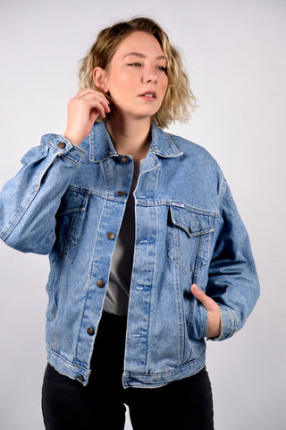 90s Jeansjacke in hell-/mittelblauer Waschung mit seitlichen Eingrifftaschen – ein Klassiker und unisex tragbar: Herren M/L, Damen L