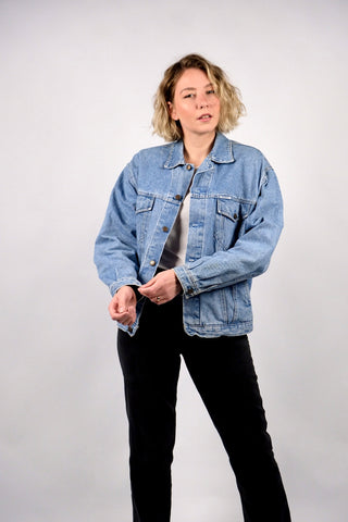 90s Jeansjacke in hell-/mittelblauer Waschung mit seitlichen Eingrifftaschen – ein Klassiker und unisex tragbar: Herren M/L, Damen L
