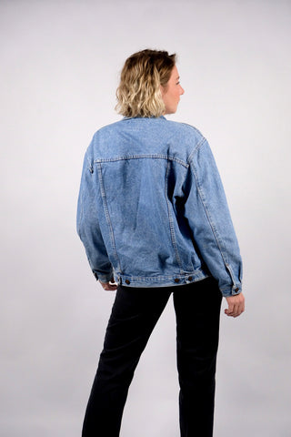 90s Jeansjacke in hell-/mittelblauer Waschung mit seitlichen Eingrifftaschen – ein Klassiker und unisex tragbar: Herren M/L, Damen L