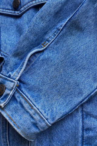 90s Jeansjacke in hell-/mittelblauer Waschung mit seitlichen Eingrifftaschen – ein Klassiker und unisex tragbar: Herren M/L, Damen L