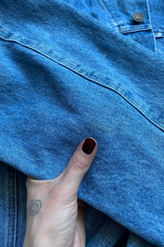 90s Jeansjacke in hell-/mittelblauer Waschung mit seitlichen Eingrifftaschen – ein Klassiker und unisex tragbar: Herren M/L, Damen L