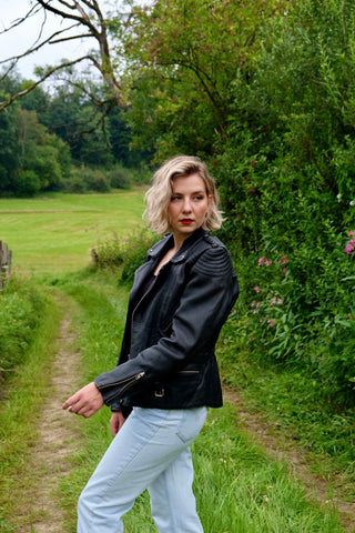 Hochwertige, schwarze 80s/90s Biker Lederjacke in schwerer und dicker Qualität – unisex tragbar (Herren M, Damen L und ideal für große Körpergrößen) – ein absolutes Highlight