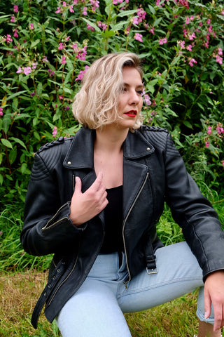 Hochwertige, schwarze 80s/90s Biker Lederjacke in schwerer und dicker Qualität – unisex tragbar (Herren M, Damen L und ideal für große Körpergrößen) – ein absolutes Highlight