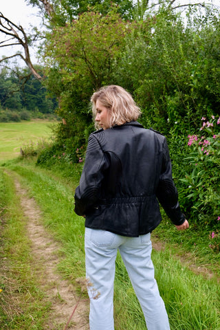 Hochwertige, schwarze 80s/90s Biker Lederjacke in schwerer und dicker Qualität – unisex tragbar (Herren M, Damen L und ideal für große Körpergrößen) – ein absolutes Highlight