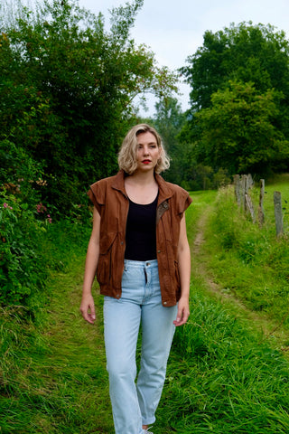 Rotbraune 90s Bomberjacke aus echtem Leder in schwerer Qualität, unisex tragbar: zu empfehlen für eine heutige Herren-L, für Damen empfehlen wir die Jacke einer L bis XL je nach gewünschter Passform; ideal für große Körpergrößen – mit Reißverschlüssen an den Schultern und dadurch auch als Weste tragbar – ein absolutes Highlight
