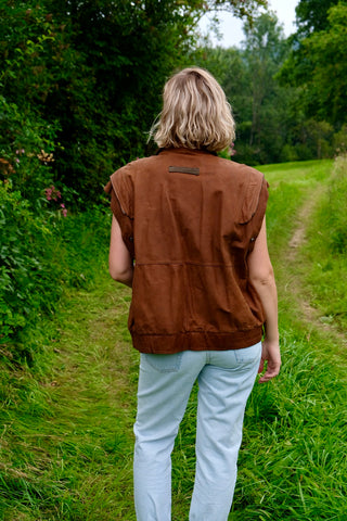 Rotbraune 90s Bomberjacke aus echtem Leder in schwerer Qualität, unisex tragbar: zu empfehlen für eine heutige Herren-L, für Damen empfehlen wir die Jacke einer L bis XL je nach gewünschter Passform; ideal für große Körpergrößen – mit Reißverschlüssen an den Schultern und dadurch auch als Weste tragbar – ein absolutes Highlight