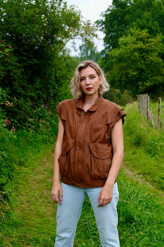 Rotbraune 90s Bomberjacke aus echtem Leder in schwerer Qualität, unisex tragbar: zu empfehlen für eine heutige Herren-L, für Damen empfehlen wir die Jacke einer L bis XL je nach gewünschter Passform; ideal für große Körpergrößen – mit Reißverschlüssen an den Schultern und dadurch auch als Weste tragbar – ein absolutes Highlight