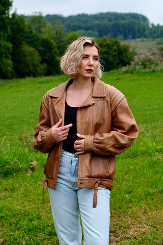 Hellbraune 80s/90s Lederjacke im Bomberschnitt, schwere Qualität mit Gürtel und mehreren Eingrifftaschen – unisex tragbar (Herren L, Damen L bis XL je nach gewünschter Passform und ideal für große Körpergrößen) – ein absolutes Highlight