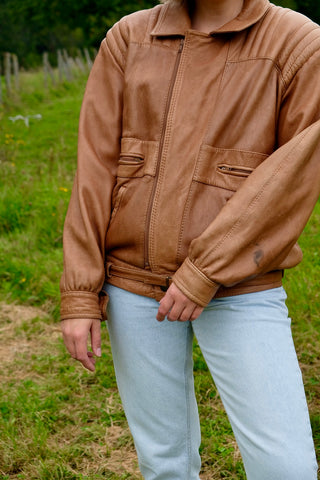 Hellbraune 80s/90s Lederjacke im Bomberschnitt, schwere Qualität mit Gürtel und mehreren Eingrifftaschen – unisex tragbar (Herren L, Damen L bis XL je nach gewünschter Passform und ideal für große Körpergrößen) – ein absolutes Highlight