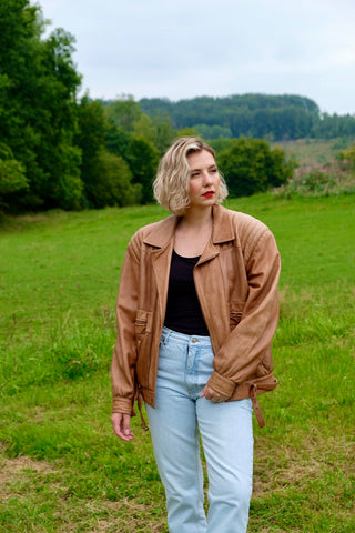 Hellbraune 80s/90s Lederjacke im Bomberschnitt, schwere Qualität mit Gürtel und mehreren Eingrifftaschen – unisex tragbar (Herren L, Damen L bis XL je nach gewünschter Passform und ideal für große Körpergrößen) – ein absolutes Highlight