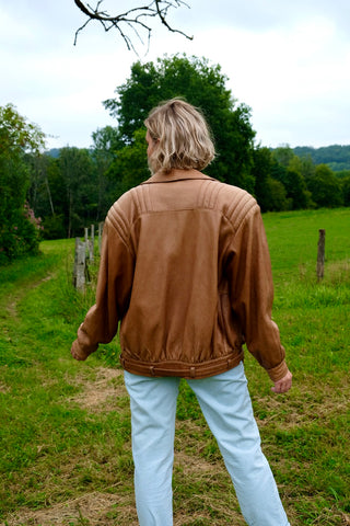 Hellbraune 80s/90s Lederjacke im Bomberschnitt, schwere Qualität mit Gürtel und mehreren Eingrifftaschen – unisex tragbar (Herren L, Damen L bis XL je nach gewünschter Passform und ideal für große Körpergrößen) – ein absolutes Highlight