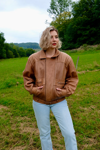 Hellbraune 80s/90s Lederjacke im Bomberschnitt, schwere Qualität mit Gürtel und mehreren Eingrifftaschen – unisex tragbar (Herren L, Damen L bis XL je nach gewünschter Passform und ideal für große Körpergrößen) – ein absolutes Highlight