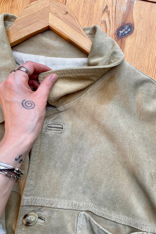 90s Hemdjacke made in Italy aus echtem Veloursleder in sandigem Beige – Größe XL und unisex tragbar