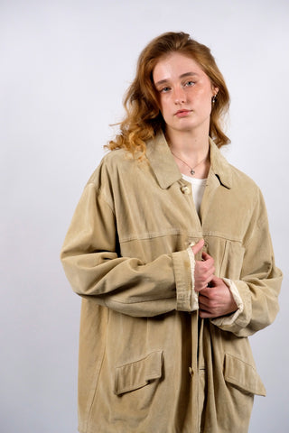90s Hemdjacke made in Italy aus echtem Veloursleder in sandigem Beige – Größe XL und unisex tragbar